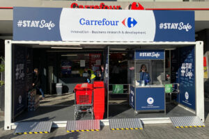 Carrefour expérimente un sas de désinfection à l’entrée d’un magasin