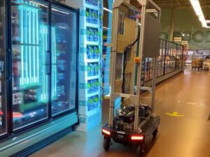 <div>Amazon a construit un robot itinérant couvert d'ampoules UV qui pourrait tuer le coronavirus dans les entrepôts et les magasins d'aliments complets</div>