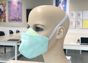 Les experts de la mode et du textile de RMIT ont conçu un nouveau style de masque de protection pour le personnel de santé.
