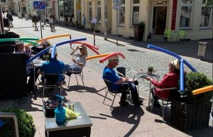 Un café allemand utilise des nouilles de piscine pour renforcer la distance sociale