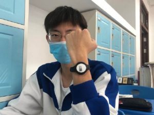 Les écoles de Pékin utilisent des bandes intelligentes pour suivre la température des élèves