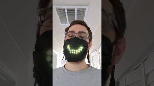 Un programmeur a fabriqué un masque qui montre les émotions par des lumières clignotantes.