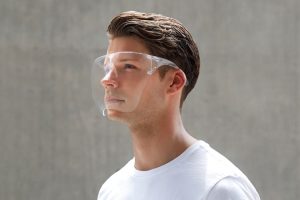 Ce bouclier facial porté comme des lunettes est conçu pour vous garder en sécurité