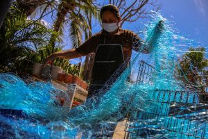 Gains nets : Un projet thaïlandais transforme les filets de pêche en matériel de protection contre les virus