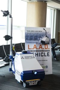 Un robot aide à lutter contre les coronavirus en désinfectant l'aéroport de Grand Rapids