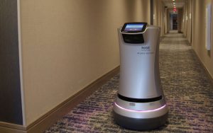 Le robot de l'hôtel Trio nommé Rosé offre une livraison de vin sans contact