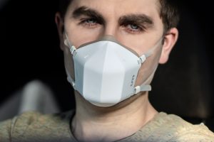 Ce masque facial réutilisable à base d'UV-C permet de respirer facilement un air pur à 99 %.