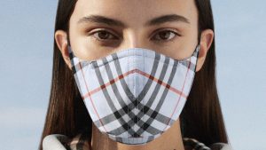 Burberry publie un masque facial avec un motif de vérification de la signature sur un tissu antimicrobien