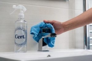 Une entreprise britannique lance un nettoyant domestique qui détruit les coronavirus en 60 secondes seulement