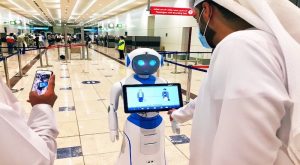 Un nouveau robot à l'aéroport de Dubaï pour répondre à vos questions sur le Covid-19