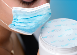 Technologie Tekni-Plex Sniff Seal compatible avec le port de masque ; permet la perméation des odeurs à travers le revêtement de fermeture scellé par induction