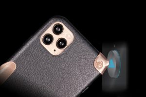 Ce petit accessoire en cuivre pour votre boîtier de téléphone vous permet d'appuyer sur des boutons sans les toucher