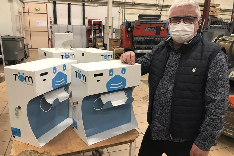 Innovation : dans l'Allier, une entreprise crée un distributeur de masques sans contact