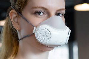 Avec ses deux turbines et sa lampe UV-C interne, ce masque N95 élégant vous permet de respirer une brise propre et purifiée.