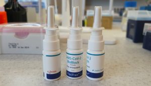 Le spray nasal anti-COVID, inventé en Estonie, arrive sur les étals.