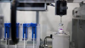 Ce robot thaïlandais peut extraire davantage de doses des flacons pour faire avancer les vaccins COVID