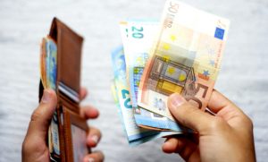 Un jeune inventeur créé un désinfecteur de pièces et de billets pour limiter les contaminations