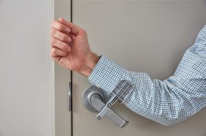Cette fixation de loquet de porte est une grande invention de l'époque du COVID, offrant un moyen sûr et mains libres d'ouvrir les portes !