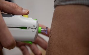 Essai à Southampton d'un vaccin sans aiguille contre les variantes du COVID-19 et les futurs coronavirus