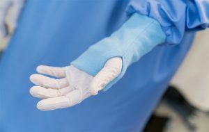 Des chercheurs britanniques mettent au point des blouses d'isolement pour protéger les infirmières du COVID-19