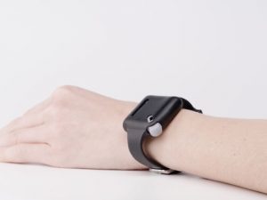 Le bracelet désinfectant "MODZI" utilise des dosettes remplaçables.